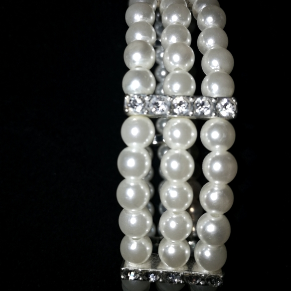 Faux Pearl Bracelet - Picture 2 of 3